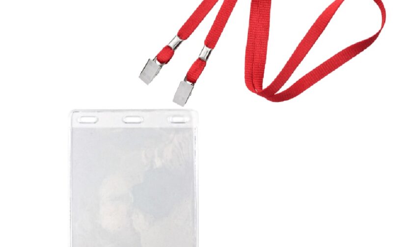 Unieke aanbieding van deze vinyl badgehouder samen met een rode lanyard met dubbele krokodil-clips als set voor het dragen van een A6 formaat kaarten.